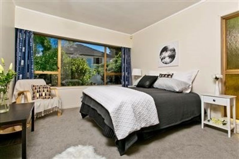 Photo of property in 1/152 Glenfield Road, Birkenhead, Auckland, 0626