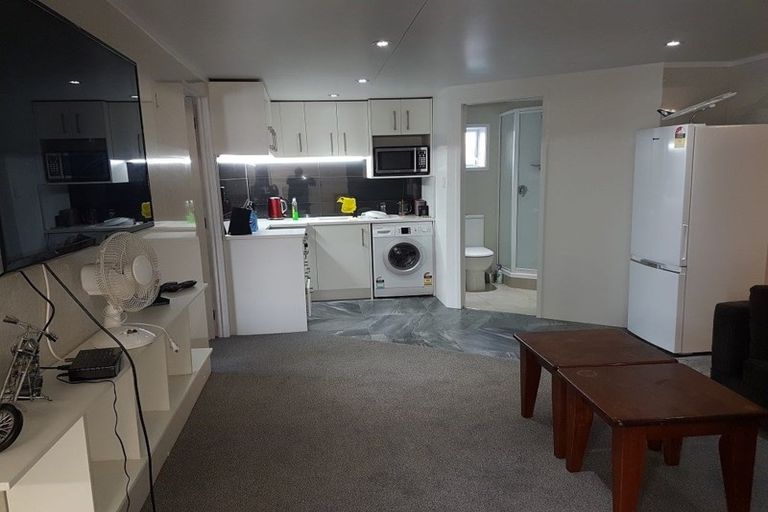 Photo of property in 1/85 Sylvan Avenue, Northcote, Auckland, 0627