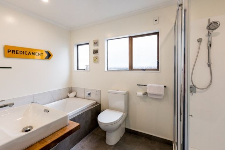 Photo of property in 24 Roslyn Road, Bluff Hill, Napier, 4110