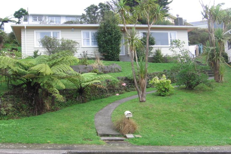 Photo of property in 6 Bellringer Crescent, Newlands, Wellington, 6037