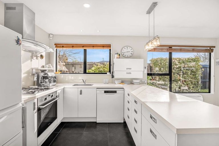 Photo of property in 7 Glenharrow Avenue, Avonhead, Christchurch, 8042