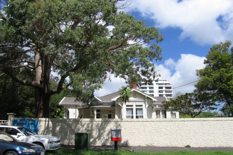 Photo of property in 39 Stanley Point Road, Stanley Point, Auckland, 0624