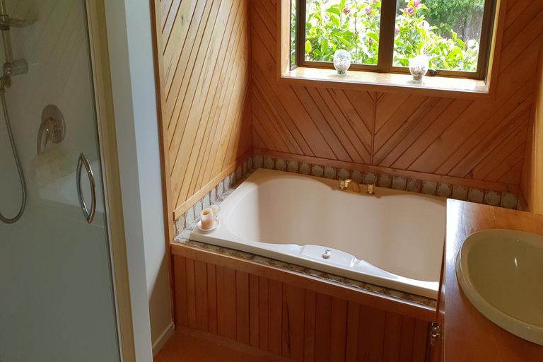 Photo of property in 26 Bay View Road, Cable Bay, 0420