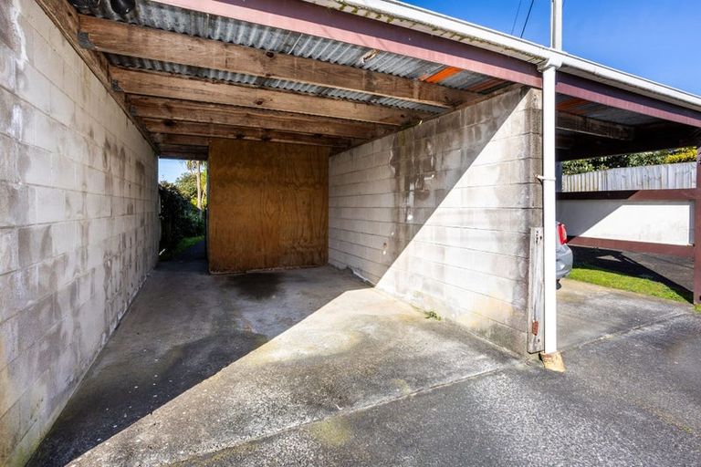 Photo of property in 2/811a Te Atatu Road, Te Atatu Peninsula, Auckland, 0610