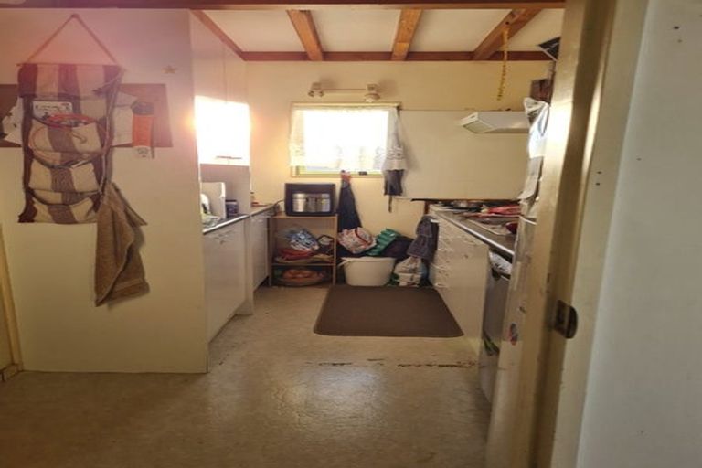 Photo of property in 2/52 Harrington Road, Henderson, Auckland, 0610