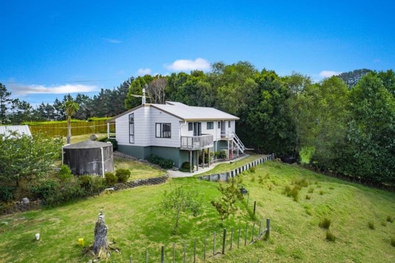 Photo of property in 90 Upper Orewa Road, Wainui, Silverdale, 0992