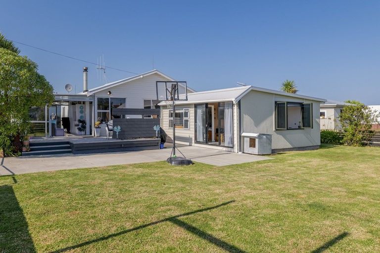 Photo of property in 8 Linklater Avenue, Foxton Beach, Foxton, 4815