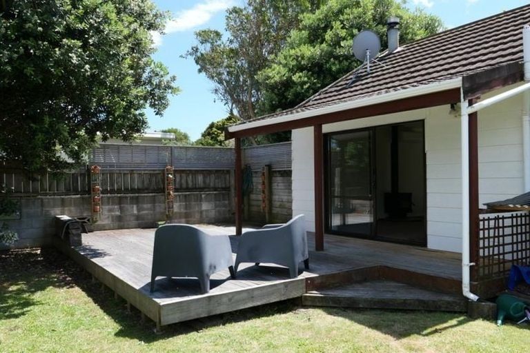 Photo of property in 16 Victor Grove, Waikanae Beach, Waikanae, 5036