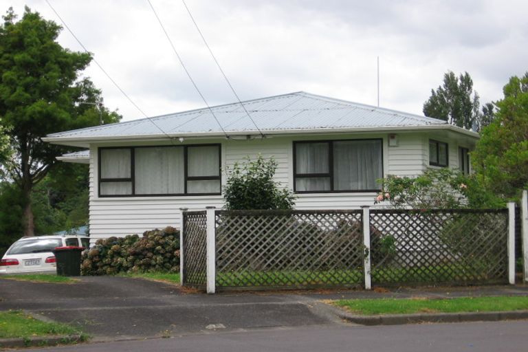 Photo of property in 15 Lucknow Place, Blockhouse Bay, Auckland, 0600