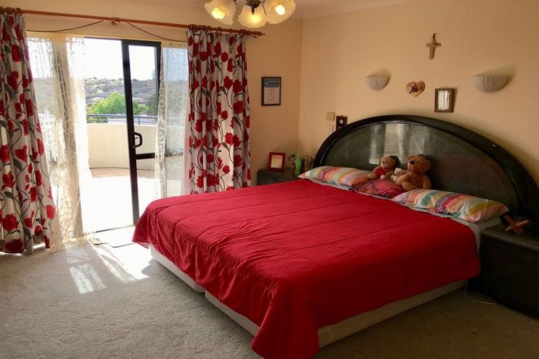 Photo of property in 15 Macadamia Close, Goodwood Heights, Auckland, 2105