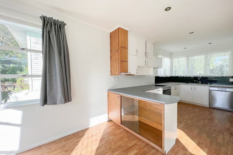 Photo of property in 8 Sherwood Avenue, Te Atatu South, Auckland, 0610