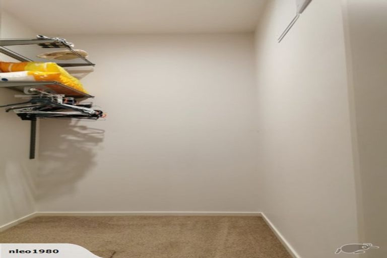 Photo of property in 28 Staincross Street, Green Bay, Auckland, 0604