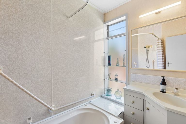 Photo of property in 72 Leinster Avenue, Raumati South, Paraparaumu, 5032