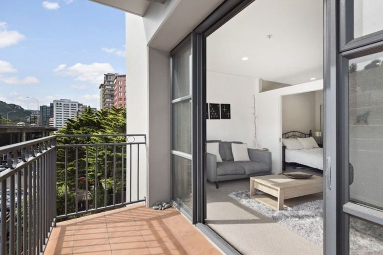 Photo of property in Atrium Towers, 1n/154 The Terrace, Wellington Central, Wellington, 6011