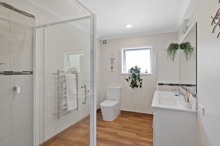 Photo of property in 34 Cliff View Drive, Green Bay, Auckland, 0604