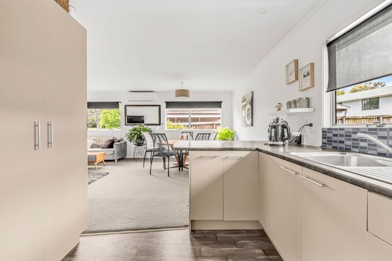 Photo of property in 3 Buisson Glade, West Harbour, Auckland, 0618