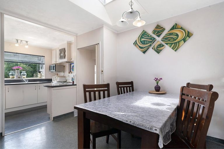 Photo of property in 3 Hillary Heights Avenue, Glendene, Auckland, 0602