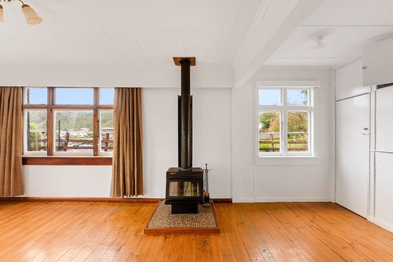 Photo of property in 54 Milton Terrace, Picton, 7220