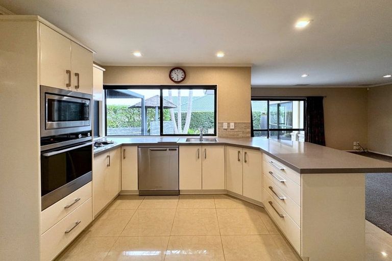 Photo of property in 26 Maghera Drive, East Tamaki Heights, Auckland, 2016