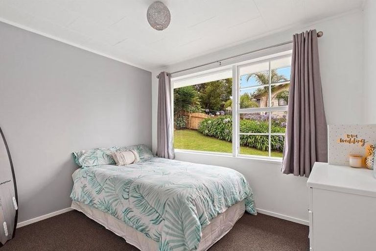 Photo of property in 3 Sumich Place, West Harbour, Auckland, 0618