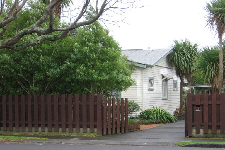 Photo of property in 11 Pahiatua Street, Hokowhitu, Palmerston North, 4410