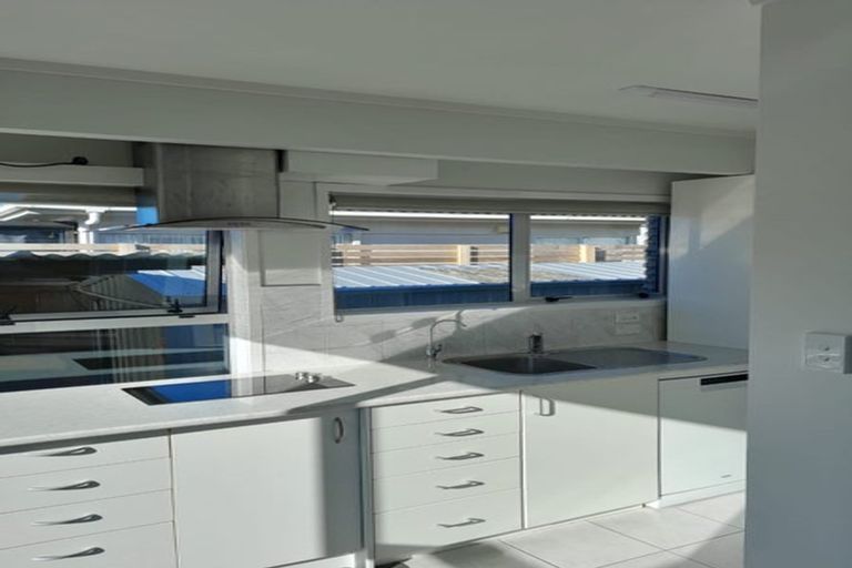 Photo of property in 1/40 Lake Road, Narrow Neck, Auckland, 0624