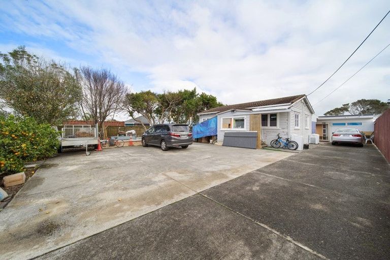 Photo of property in 730 Te Atatu Road, Te Atatu Peninsula, Auckland, 0610