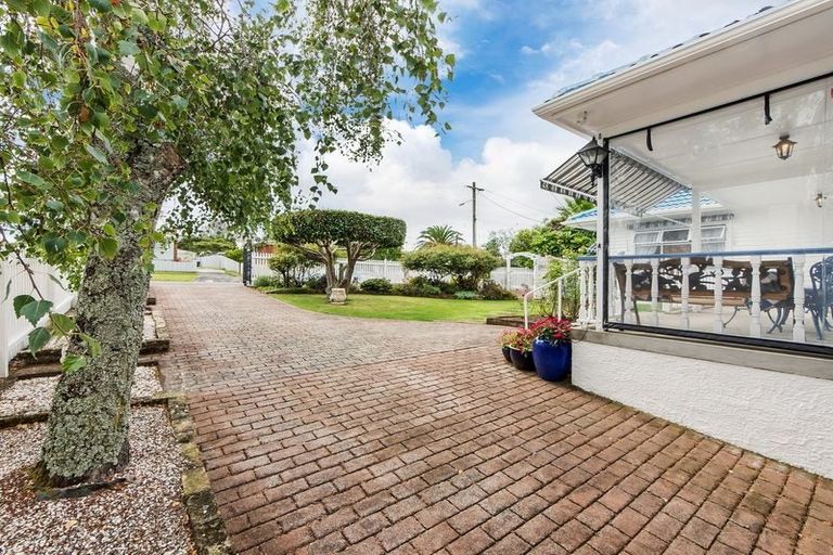 Photo of property in 9 Roberts Road, Te Atatu South, Auckland, 0610