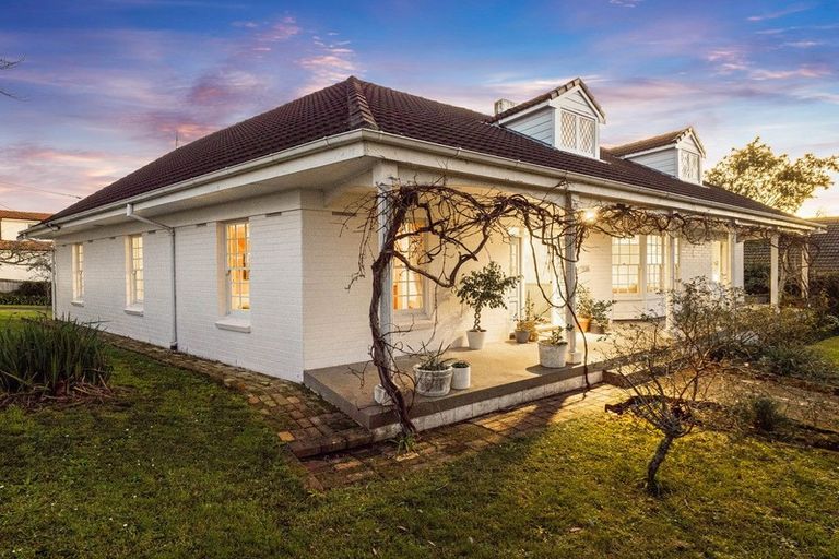 Photo of property in 120 Mellons Bay Road, Mellons Bay, Auckland, 2014