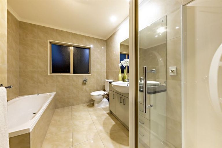 Photo of property in 2 Moravale Lane, Flat Bush, Auckland, 2016