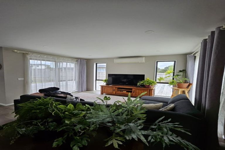 Photo of property in 21 Johns Creek Crescent, Silverdale, 0932