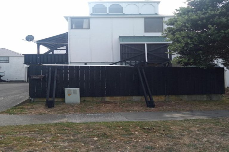 Photo of property in 140 Akaroa Drive, Maupuia, Wellington, 6022