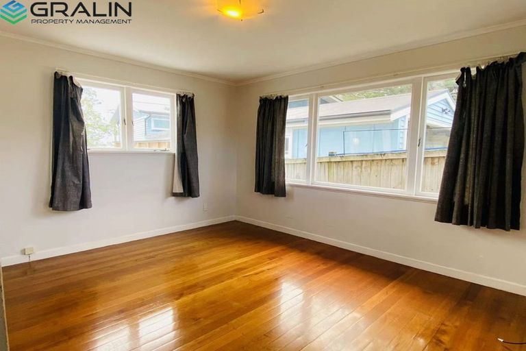Photo of property in 5 Murray Road, Te Atatu Peninsula, Auckland, 0610