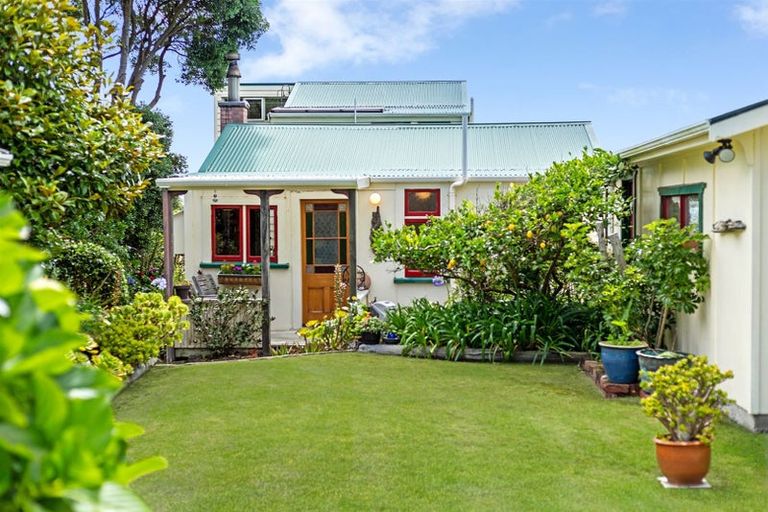 Photo of property in 81 Wellington Road, Paekakariki, 5034