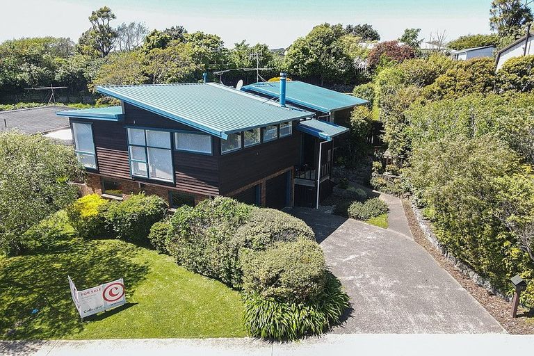 Photo of property in 72 Churton Drive, Churton Park, Wellington, 6037