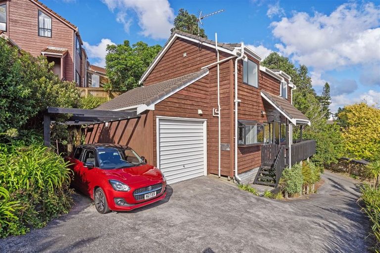 Photo of property in 2/10 Helicon Place, Totara Vale, Auckland, 0629