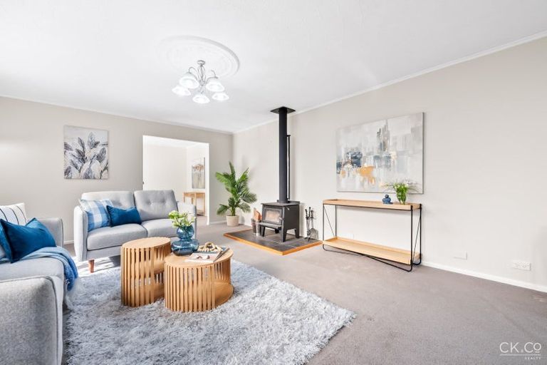 Photo of property in 17 King Charles Drive, Kingsley Heights, Upper Hutt, 5018