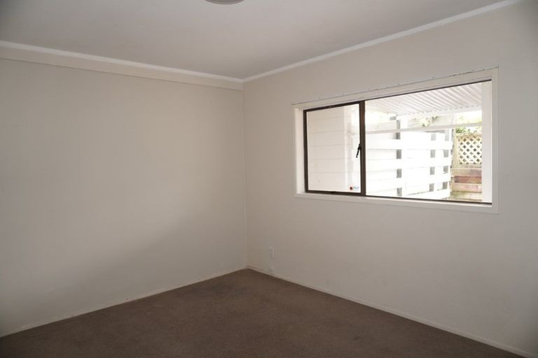 Photo of property in 2/27 Knightsbridge Drive, Forrest Hill, Auckland, 0620