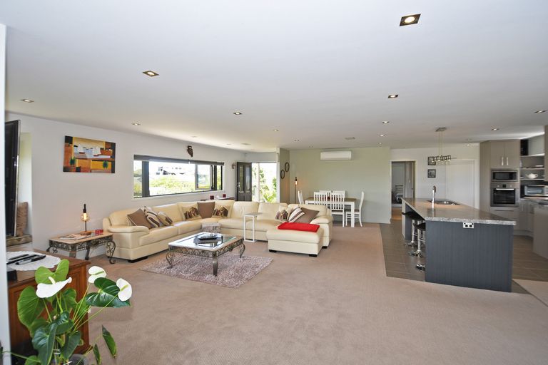 Photo of property in 10 Brampton Road, Snells Beach, 0920