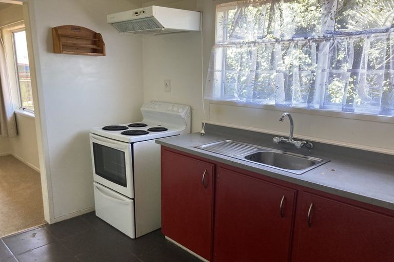 Photo of property in 102 Kemp Road, Massey, Auckland, 0614