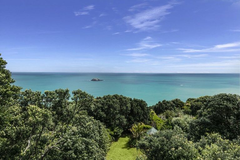 Photo of property in 15 Ngatira Road, Muriwai, Waimauku, 0881