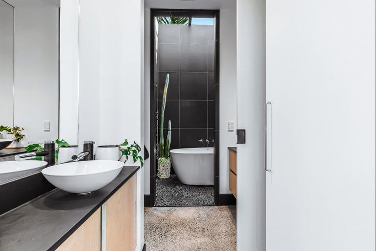 Photo of property in 30 Nihinihi Avenue, Raglan, 3225