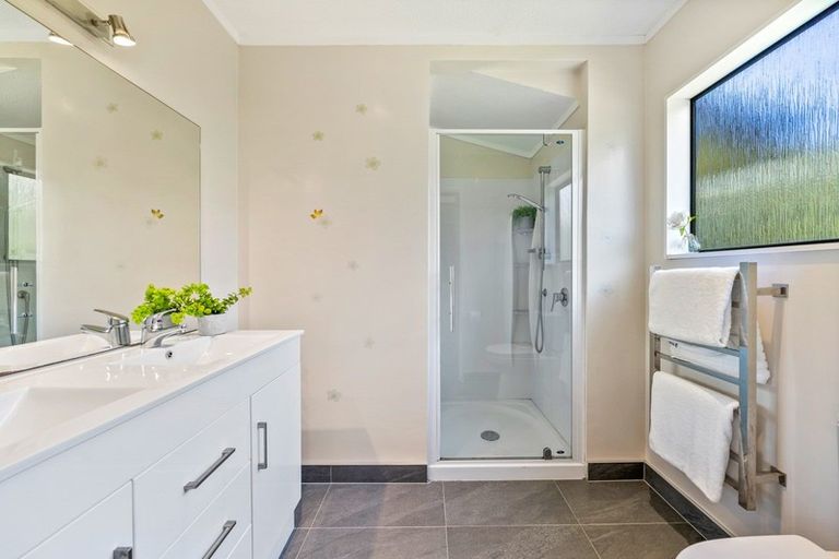 Photo of property in 13 Kinnel Grove, Papakowhai, Porirua, 5024