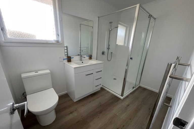 Photo of property in 35 Tarata Crescent, Mangere Bridge, Auckland, 2022