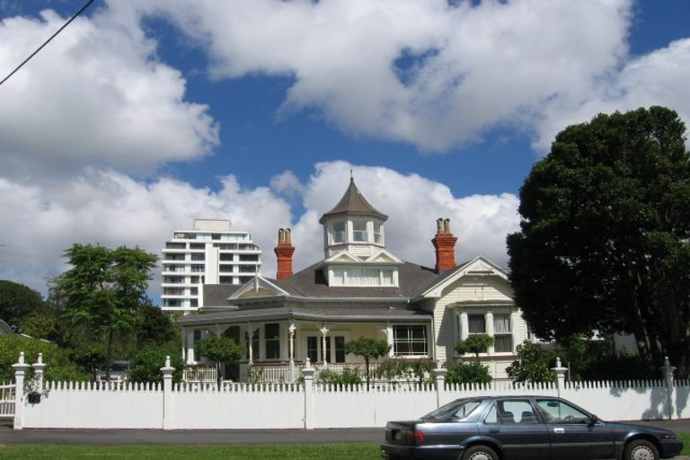 Photo of property in 41 Stanley Point Road, Stanley Point, Auckland, 0624