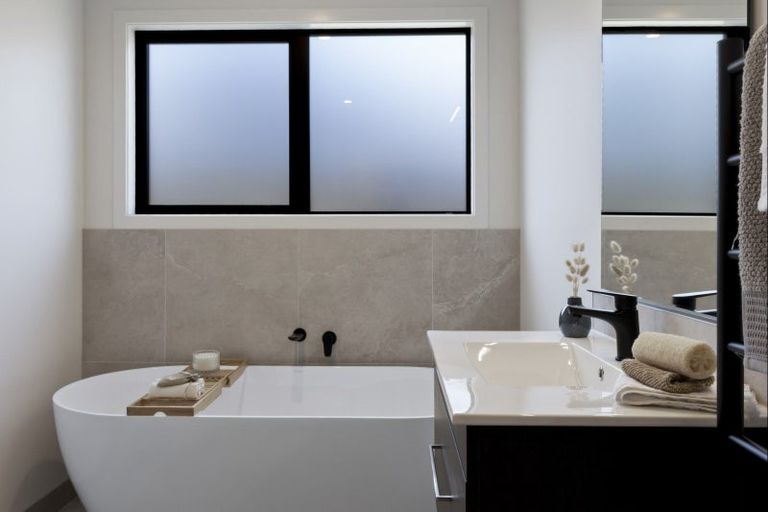 Photo of property in 32 Shelduck Road, Jacks Point, 9371