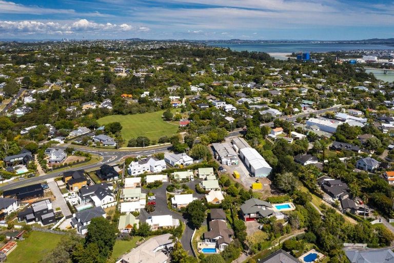 Photo of property in 2/34 Waipuia Place, Greenhithe, Auckland, 0632