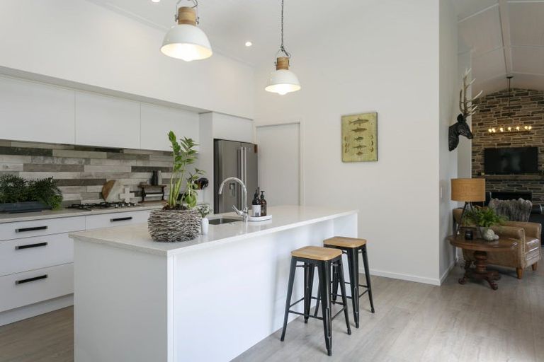 Photo of property in 16 Pukenamu Road, Rainbow Point, Taupo, 3330