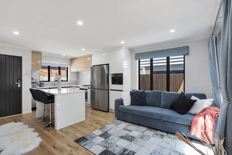 Photo of property in 9b Kingdale Road, Henderson, Auckland, 0610