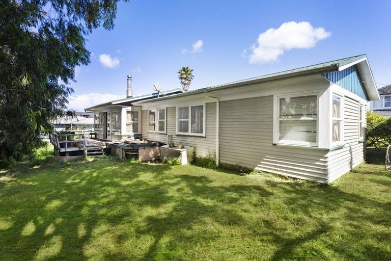 Photo of property in 104 Chivalry Road, Glenfield, Auckland, 0629